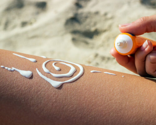 sunscreen-sun-drawing-lotion-suntan-legs-relaxing-tanning-tropical-beach-holiday_79075-469